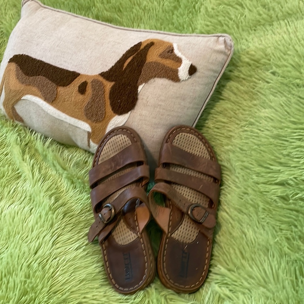 NWOT Born Sandals